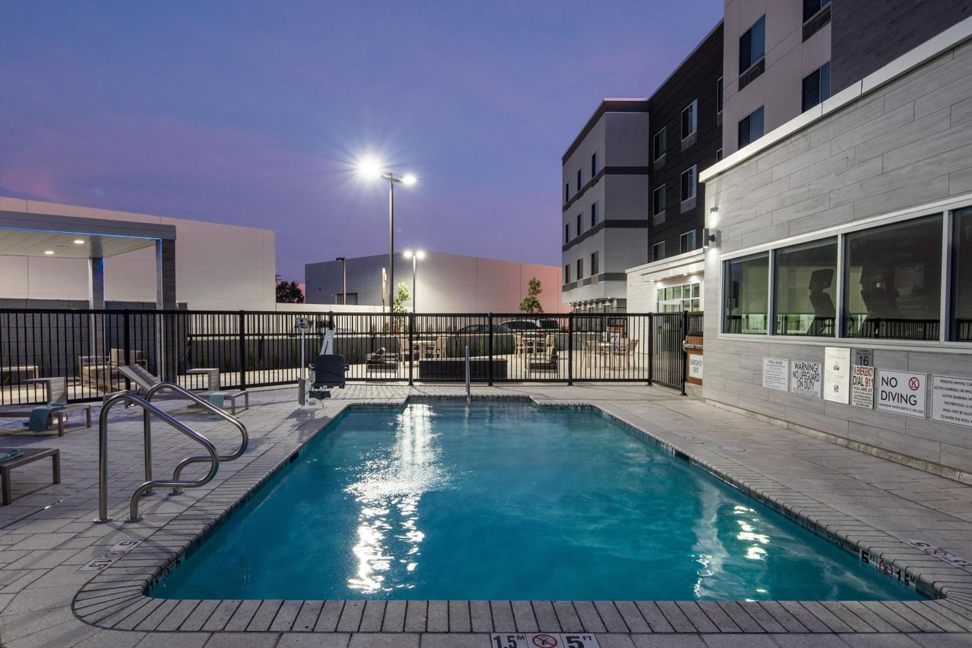Fairfield By Marriott Inn & Suites Anaheim Лос-Аламитос Экстерьер фото